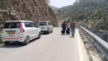 अल्मोड़ा: सामान कंधों पर रख पुल पार करना बनी मजबूरी, शासन-प्रशासन के खिलाफ लोगों में बढ़ा आक्रोश #jansamasya