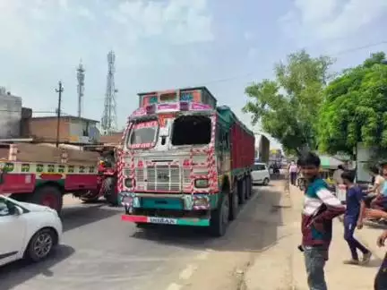 घाटमपुर: तिलसड़ा मोड पर लगा भीषण जाम, खराब ट्रक बना कारण