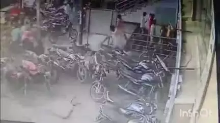 लखीमपुर: संकटा देवी पुलिस चौकी के पास दिनदहाड़े बाइक चोरी, सीसीटीवी में कैद हुई घटना से पुलिस चौकी की निगरानी पर उठे सवाल