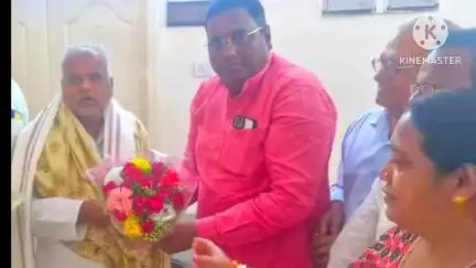 नवादा: नवादा पहुंचे बिहार सरकार के ग्रामीण विकास मंत्री सरवन कुमार का कार्यकर्ताओं ने किया पुरजोर स्वागत
