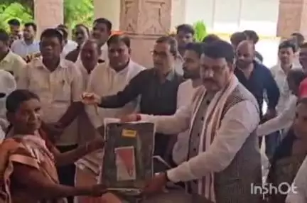 માંગરોળ: ઝંખવાવ ખાતે ધારાસભ્ય ગણપતસિહ વસાવા એ વિધવા ઓને વસ્ત્રદાન દર્દીઓને ફ્રુટ નુ વિતરણ ગૌસેવા ગૌપુંજા કરી જન્મદિવસની ઉજવણી કરી