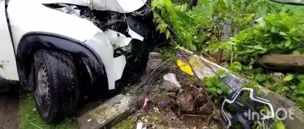 হাজো: বৰদধিত পথ দুৰ্ঘটনা, নিয়ন্ত্ৰণ হেৰুৱাই চাৰিচকীয়া বাহনে খুন্দা মাৰিলে বিদ্যুতৰ খুঁটাত, গাড়ীখনত থকা আটাইকেইজন লোকৰ পলায়ন
