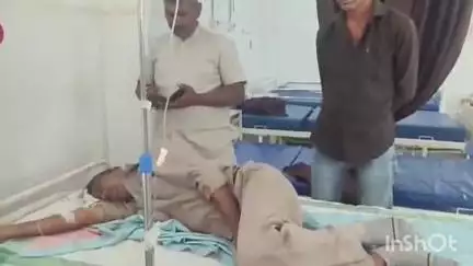 धरमपुरी: रिलायंस पेट्रोल पंप के सामने पिकअप वाहन की टक्कर से अनियंत्रित हुई एक बाइक ने दूसरी बाइक को मारी टक्कर, 2 लोग हुए घायल