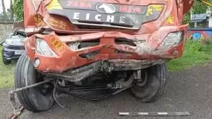 কাঁকসা: পানাগড় বাইপাসে নিয়ন্ত্রণ হারিয়ে আন্ডারপাসের উপর থেকে নিচে পড়ল কলা বোঝাই লরি, আহত 2
