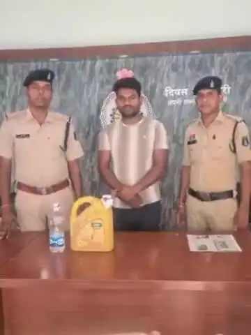 सक्ती पुलिस ने बिक्री के लिए 12 लीटर कच्ची महुआ शराब रखने वाले 2 आरोपियों को किया गिरफ्तार