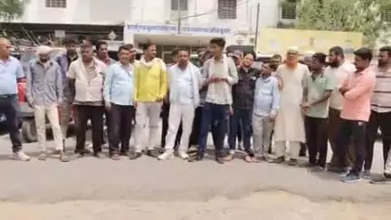 झुंझुनू: लाल झंडा टैक्सी यूनियन ने पार्किंग चार्ज से परेशान होकर झुंझुनू CMHO कार्यालय का किया घेराव, दिया ज्ञापन
