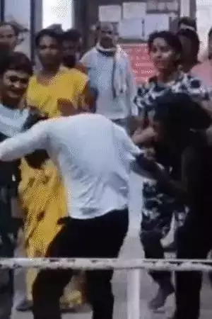 यूपी के जौनपुर में न्यूड किन्नरों ने डॉक्टरों को दौड़ा-दौड़ाकर पीटा, 45 मिनट तक किया हंगामा