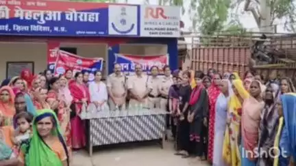 कुरवाई: महलुआ चौराहा चौकी पर पुलिस ने जन चेतना शिविर लगाकर महिलाओं को किया जागरूक