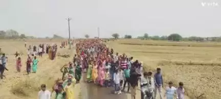 बागीदौरा: पडारिया गांव में चार दिवसीय जागेश्वर महादेव बाल हनुमान मंदिर प्राण प्रतिष्ठा महोत्सव की पूर्णाहुति पर कलश यात्रा निकाली गई