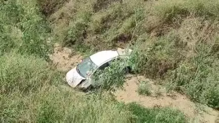 सोनीपत: राठधाना रोड पर कार पलटी, खाई में गिरी