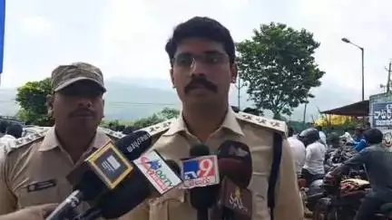 వాహనదారులు తప్పనిసరిగా నిబంధనలను పాటించాలి: పట్టణంలో డీఎస్పీ షాహబాజ్ అహ్మద్