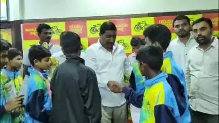 కోవెలకుంట్లకు చెందిన బాక్సింగ్ ఛాంపియన్ మోహన్ తేజను అభినందించిన మంత్రి బీసీ జనార్దన్ రెడ్డి