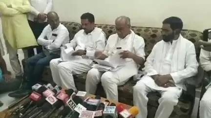 डिंडौरी: रेस्ट हाउस में पूर्व CM दिग्विजय सिंह ने की प्रेस वार्ता, कहा- BPL हितग्राही 1000 एकड़ भूमि कैसे खरीद सकते हैं ?