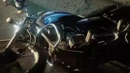 सेलू: केळझरजवळ नादुरुस्त उभ्या ट्रकवर दुचाकी आदळून १ जण ठार, तर १ जण गंभीर जखमी