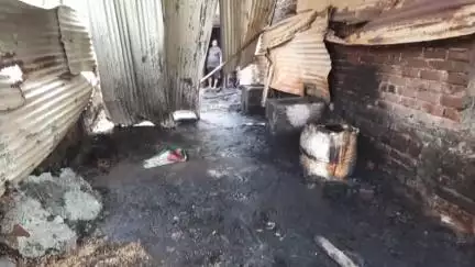 औरंगाबाद: नगर थाना क्षेत्र के महुआ शहीद मोहल्ले में गाय घर में अचानक लगी आग, जलकर तीन गायों की हुई मौत; ₹4 लाख के नुकसान का अनुमान