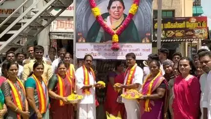 தருமபுரி: 4 ரோடு பகுதியில் தமிழக வெற்றி கழகம் சார்பில் அஞ்சலை அம்மாள் உறவு படத்துக்கு மாலை அணிவித்து இனிப்பு வழங்கப்பட்டது