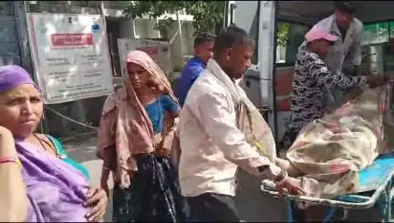 छोटी सरवन: कोटड़ा गांव में खेतों में काम के दौरान बेटी को करंट से बचाने गई मां की करंट लगने से हुई मौत, शव को मोर्चरी में रखा गया