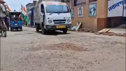 ব্যারাকপুর ১: উত্তর ব্যারাকপুর পৌরসভা এলাকার বেহাল রাস্তা সংস্কারের দাবিতে কংগ্রেসের গন স্বাক্ষর অভিযান ইছাপুরে #jansamasya
