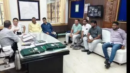 बुरहानपुर नगर: बुरहानपुर नगर निगम आयुक्त से मिला कांग्रेस पार्षद दल, हॉकर्स जोन की समस्या बताई