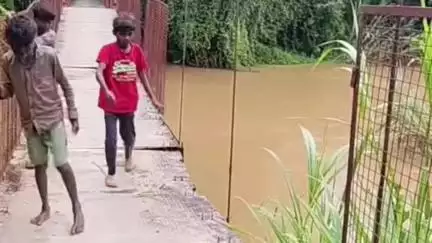 വെെത്തിരി: കല്ലഞ്ചിറയിൽ തുരുമ്പെടുത്ത് പൊട്ടിയ റോപ്പിൽ തൂങ്ങിയാടുന്ന തൂക്കുപാലത്തിലൂടെ മരണഭയത്തോടെയുള്ള യാത്ര #localissue