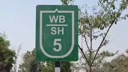 পুরুলিয়া ২: পুরুলিয়া বরাকর রোডে বড়াশিনী মোড়ে দাঁড়িয়ে থাকা বাইকে চার চাকার ছোট গাড়ির ধাক্কা, বড় দুর্ঘটনা থেকে রক্ষা