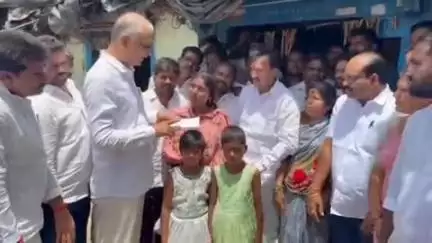 గజ్వేల్: BRS రజతోత్సవ సభకు వెళ్లి వస్తూ ప్రమాదవశాత్తూ చనిపోయిన కనకయ్య కుటుంబానికి 5 లక్షల చెక్కు అందజేసిన హరీష్ రావు
