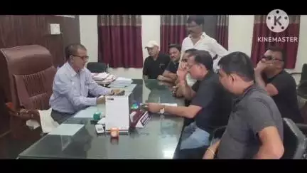 काला टीशर्ट पहनकर मिशन संडे टीम ने खैरागढ़ में जिला शिक्षा अधिकारी से मुलाकात कर जिले में शिक्षा बचाने की रखी मांग