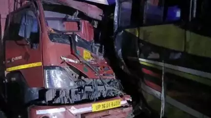 मांट: थाना क्षेत्र मांट में कैंटर और बस की टक्कर से उड़े दोनों वाहन के परखच्चे, एक की मौत व दो घायल