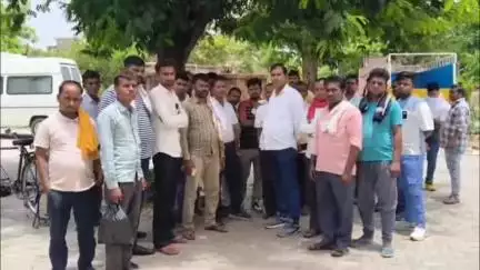 मैनपुरी: किशनी क्षेत्र के खंदी में ई-रिक्शा पलटने से चालक की दबकर हुई मौत, पुलिस ने कराया शव का पोस्टमार्टम