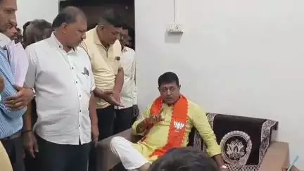 વડોદરા: ધારાસભ્ય વિજ કર્મીઓ પર બગડ્યા,કહ્યું'છેલ્લી વોર્નિંગ આપું છું',વીડિયો સોશિયલ મીડિયા પર સામે આવ્યો