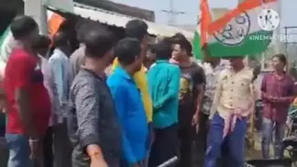 বিষ্ণুপুর: দ্বারিকায় কারখানায় উৎপাদন বন্ধ হয়ে যাওয়ার ফলে বিক্ষোভ দেখালেন তৃণমূলের শ্রমিক সংগঠনের সদস্যরা