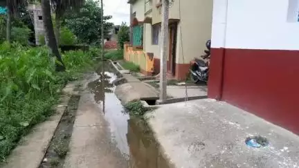 মেমারি ১: রাস্তার চেয়ে ড্রেন উঁচু মেমারিতে। সারা বছরই যাতায়াতের রাস্তা জলের তলায়।  সমস্যায় এলাকাবাসী।#jansamasya