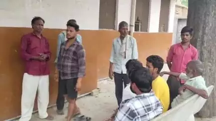 एटा: मुन्नी नगला समीप ट्रैक्टर को पीछे से कैंटर ने मारी टक्कर, 20 वर्षीय युवक की हुई मौत, पिता-पुत्र घायल, शव पहुंचा PM हाउस