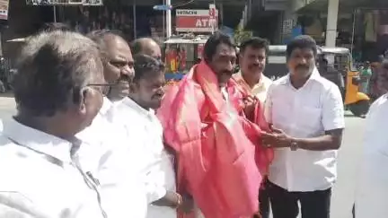 வாலாஜாபாத்: கருக்குப்பேட்டை பகுதியில் அதிமுக சார்பில் துண்டு பிரசுரம் வழங்கும் நிகழ்ச்சி நடைபெற்றது