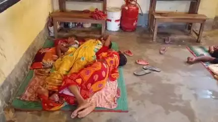 কৈলাশহর: কৈলাসহরের তিন এলাকার লোক বন্যার কারণে নেতাজি বিদ্যাপীঠ স্কুলে এসে আশ্রয় নিয়েছেন
