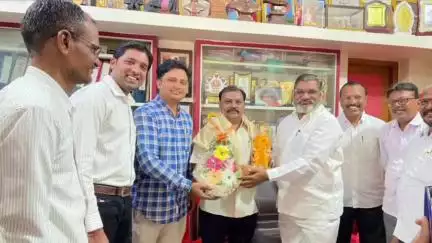 मुर्तीजापूर: लकडगंज येथील भाजपा आमदार हरीष पिंपळेंच्या जनसंपर्क कार्यालयात सेवानिवृत्त पटवारी दिनकर ठाकरे यांचा भाजपात प्रवेश
