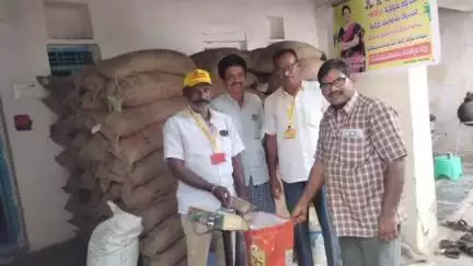 బిలకల గూడూరు గ్రామంలో రేషన్ బియ్యం పంపిణీని ప్రారంభించిన గ్రామ మాజీ సర్పంచ్ రఫిక్
