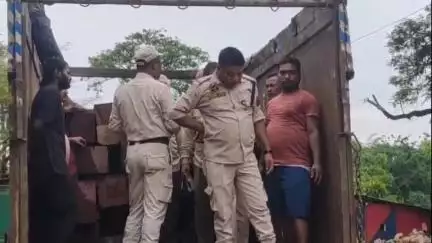 ডিফু: খটখটীত ভঙা-ছিগা সামগ্ৰী কঢ়িওৱা ট্ৰাকত প্ৰায় ৫০ লাখ টকাৰ অবৈধ বাৰ্মিজ কাঠ জব্দ খটখটী আৰক্ষীৰ, দুজনক আটক