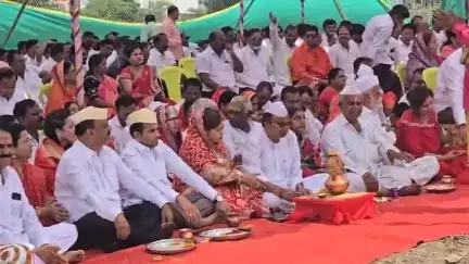 वैजापूर: पंडित प्रदीप मिश्रा यांच्या अमृतवाणीतून होणाऱ्या शिव महापुराण कथेचा वैजापूर शहरातील शिव कल्पवृक्ष नगरीत ध्वजारोहण सोहळा