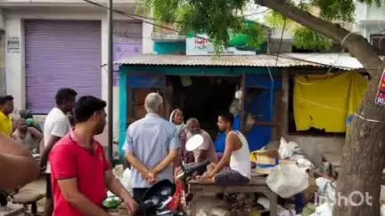 हर्रैया: परसरामपुर थाना क्षेत्र के सिकंदरपुर बाजार में किराना स्टोर की गिमटी के छत को काटकर 20 हजार नकद व अन्य सामान की चोरी