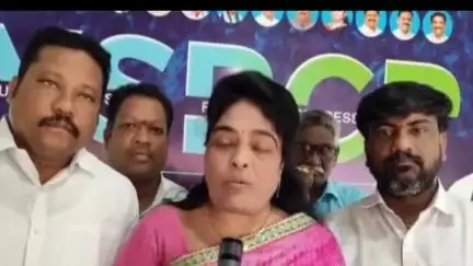 పాలకొల్లు: రేషన్ డిపోలకు స్వాగతం పలికిన కూటమి ప్రభుత్వంపై ఫైర్ అయినా వైసీపీ మహిళా విభాగం ప్రధాన కార్యదర్శి కర్ర జయ సరిత