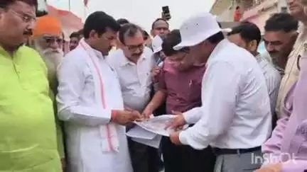 सांसद भरत सिंह कुशवाहा ने डबरा में रेलवे स्टेशन के नए ओआरबी और सिविल अस्पताल का निरीक्षण किया