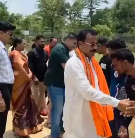 दंतेवाड़ा: शहीद वीर गुण्डाधुर स्मृति में चितलंका में क्रिकेट टूर्नामेंट का शुभारंभ विधायक चैतराम अटामी ने किया