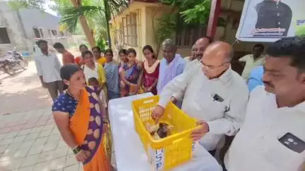 ಹಿರೇಕೆರೂರು: ಪಟ್ಟಣದಲ್ಲಿ ಕೋಳಿಸಾಕಾಣಿಕೆಗೆ ಪ್ರೋತ್ಸಾಹ ಕಾರ್ಯಕ್ರಮಕ್ಕೆ ಶಾಸಕ ಬಣಕಾರ್ ಚಾಲನೆ