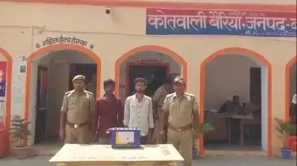 बैरिया: पुलिस ने बैरिया इंटर कॉलेज के पास चोरी के ई रिक्शा की बैटरी के साथ दो अभियुक्तों को किया गिरफ्तार