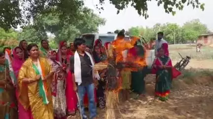 कोईलवर: मुजफ्फरपुर की रेप पीड़िता की पीएमसीएच में मौत के विरोध में नया हरिपुर में मुख्यमंत्री का पुतला दहन
