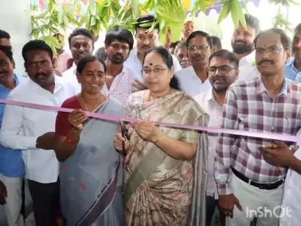 ముంజేరు గ్రామం రేషన్ పంపిణీ కార్యక్రమంలో పాల్గొన్న ఎమ్మెల్యే లోకం మాధవి