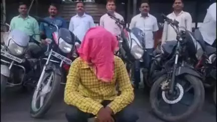 दुचाक्या चोरट्यावर स्थानिक गुन्हे शाखेने तळेगाव शिवारात कारवाई केली असून 07 दुचाकी जप्त केल्या आहेत
