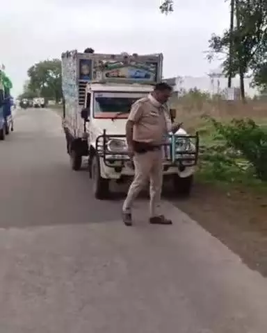 खरगौन: यातायात पुलिस ने विशेष अभियान चलाकर अवैध यात्री परिवहन कर रहे वाहनों पर की कार्रवाई