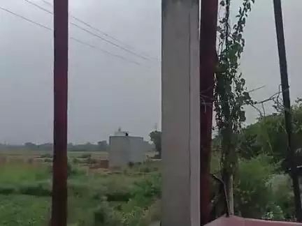 मेरे घर की छत पर पोल रखा हुआ बिजली विभाग कोई करवाई नही कर रहा है